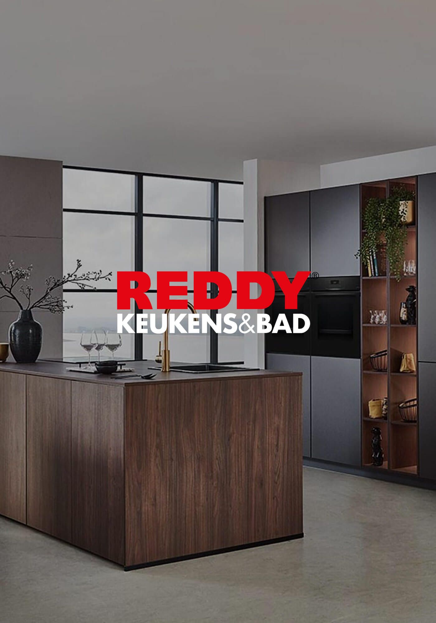 Moderne keuken in donkere kleuren met REDDY KEUKENS & BAD-logo.