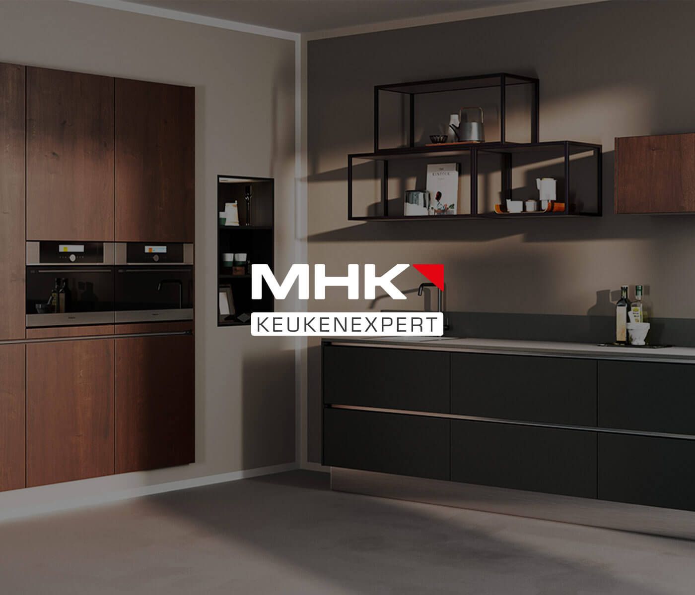 Moderne houten keuken met donkere kasten en MHK KEUKENEXPERT-logo.