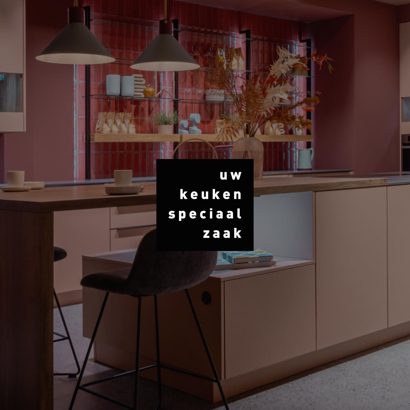 Moderne keuken met roze accenten en tekst “UW KEUKEN SPECIAAL ZAAK”.