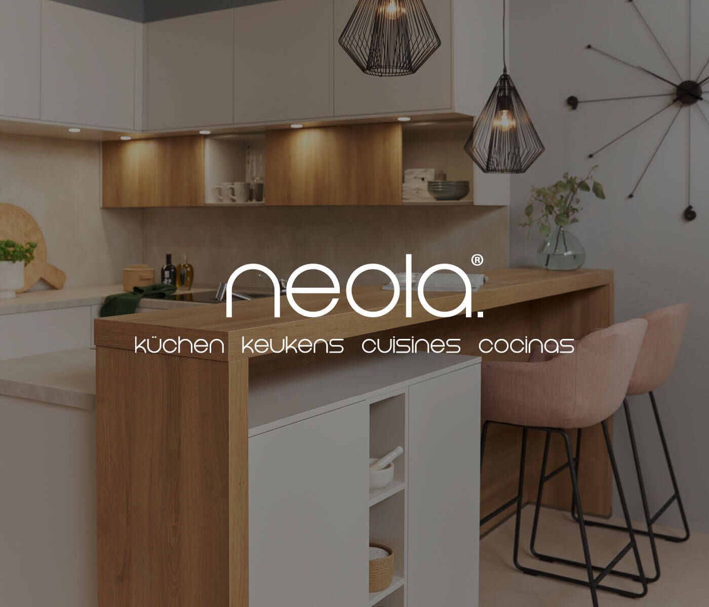 Een moderne keuken van Neola met een licht houten bar en twee oudroze barkrukken. Centraal op de afbeelding staat het witte Neola-logo met daaronder de tekst 'küchen keukens cuisines cocinas'.