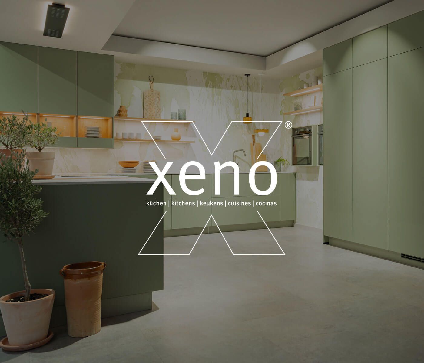 Moderne groene keuken met xeno keukens-logo.