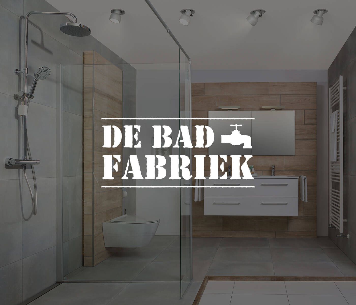 Moderne badkamer met glazen douche en DE BAD FABRIEK-logo.