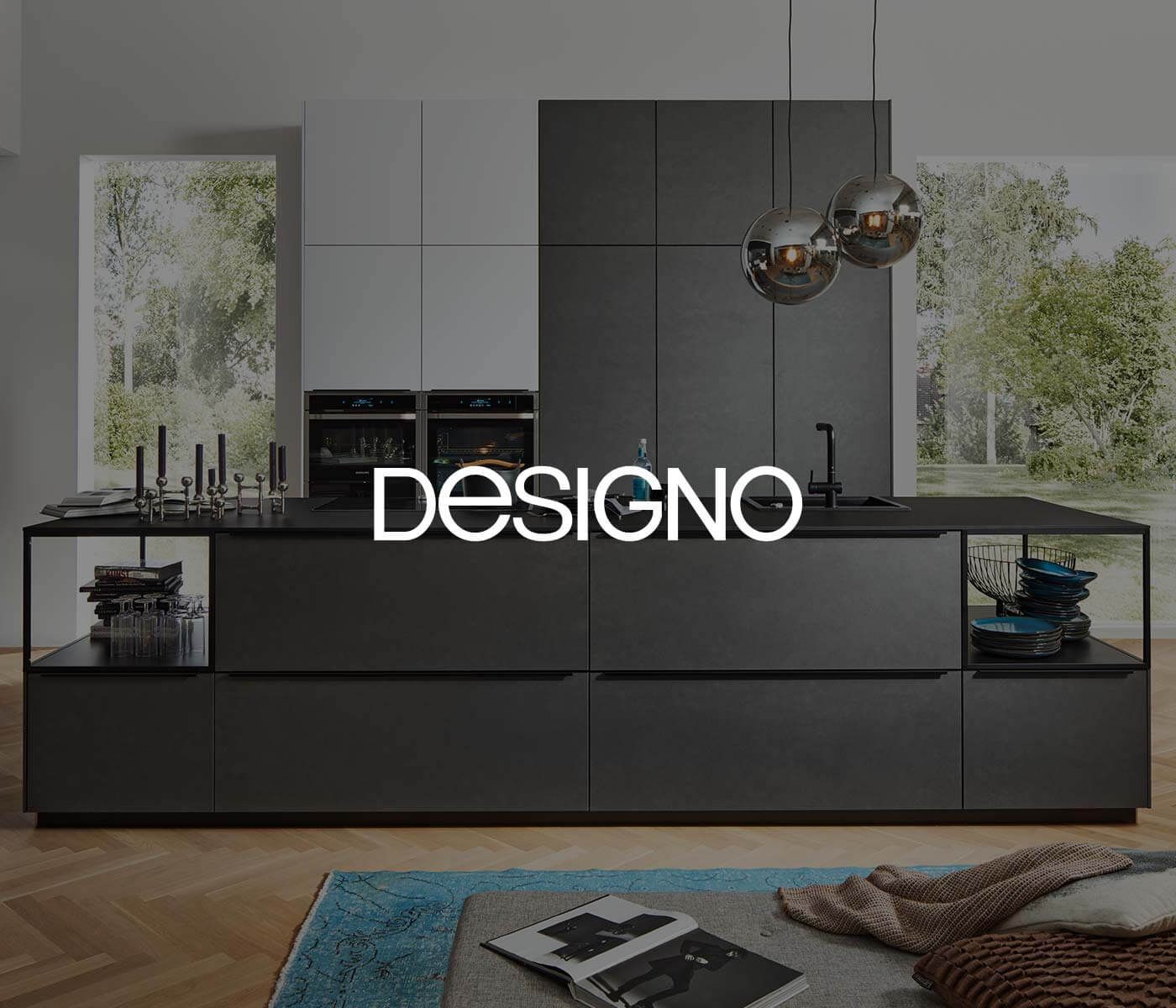 Luxe, moderne, donkere keuken met kookeiland en DESIGN O-logo.