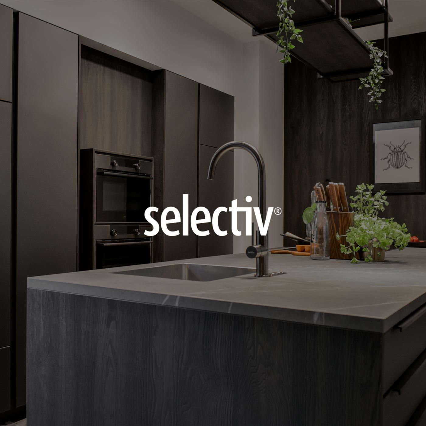 Elegante, donkere keuken met kookeiland en selectief logo.